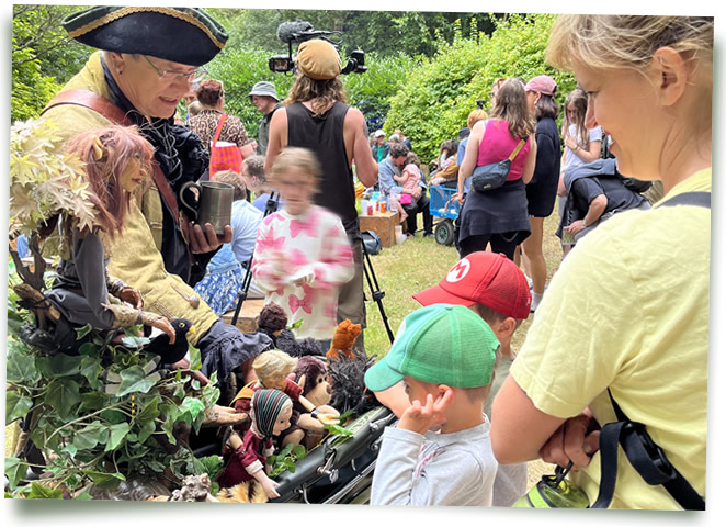 Festival Walkabout Puppet Entertainment